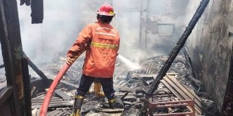 Diduga Akibat dari Pembakaran Sampah, Sebuah Rumah di Brigjen Katamso Sidoarjo Ludes Terbakar