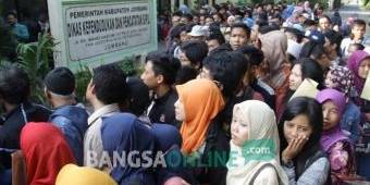 Ratusan Warga Jombang Berjubel Urus e-KTP di Dispendukcapil