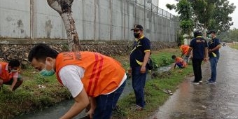 Peringati HPN, Lapas Pamekasan Gelar Bersih-Bersih Lingkungan Ajak Awak Media