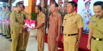 Pemkab Tulungagung Serahkan 10.000 Bendera Merah Putih Ke Camat