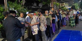 antre-sedekah-kiai-asep-ratusan-orang-datang-sejak-pukul-3-malam-di-siwalankerto-surabaya