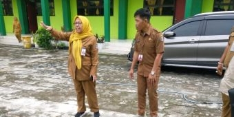 Pemkot Surabaya Cek Genangan di SDN Ujung V, Pastikan Siswa Tetap Bisa Belajar dengan Nyaman