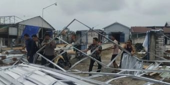 Angin Puting Beliung Rusak Rumah Warga hingga Atap SPBU di Sukodadi Lamongan