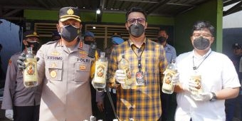 Satresnarkoba Polresta Sidoarjo Grebek Rumah Produksi Miras Oplosan di Krembung