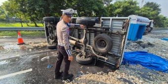 Pick Up Muatan Udang Terguling di Tol Waru Sidoarjo, 2 Orang Alami Luka