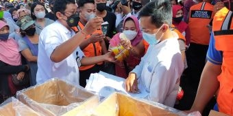 Warga Berebut Minyak Goreng Operasi Pasar di Kota Blitar