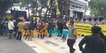 Demo di Kantor Pemkab Probolinggo, Kiai dan Pemuda Serukan Dukungan