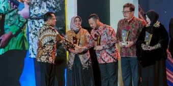 Bupati Gresik Sabet 2 Penghargaan Nasional