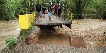 Tergerus Arus Sungai Klowang, Jembatan Penghubung Dua Desa di Pamekasan Putus