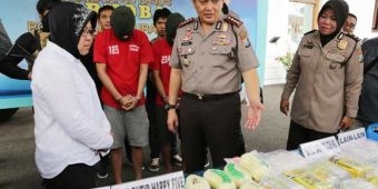 Dua Budak Sabu Diciduk Satreskrim Polsek Tambaksari saat Dua Budak Sabu Diciduk Satreskrim Polsek Tambaksari saat