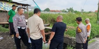 Polsek Balongbendo Tinjau Lokasi Dugaan Pencemaran Limbah Pabrik yang Resahkan Warga