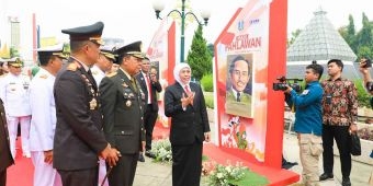 Pimpin Upacara Hari Pahlawan, Gubernur Khofifah Tekankan Peran Penting Pahlawan Ekonomi Nasional