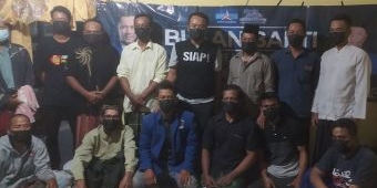 DPC Demokrat Lamongan Bagikan Sembako Kepada Warga