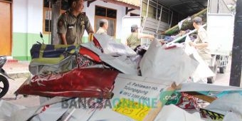 Satpol Tulungagung Panen Reklame Liar