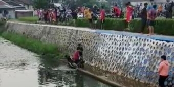 Tak Ada Pagar Pembatas, Dua Pengendara Motor Nyungsep di Sungai Amsterdam