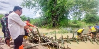 Tinjau Tanggul Anak Kali Lamong Jebol di Desa Glindah, Wabup Gresik: Diperbaiki Jika Sudah Surut
