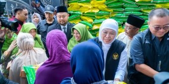 Bupati Gresik Dampingi Gubernur Khofifah Tinjau Gelaran Pasar Murah di Desa Banjarsari