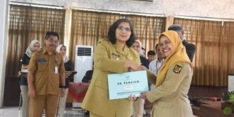 Serahkan SK Pensiun PNS Pemkot Kediri, Pj Zanariah Terima Kasih atas Pengabdian dan Dedikasi