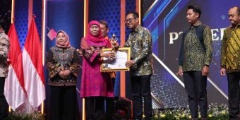 JIIPE SEZ Terima Penghargaan  Investment Award  Kategori PMDN dari Gubernur Jatim