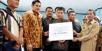 Tinjau Posko Peduli Bencana, Wali Kota Kediri Terima Bantuan Ratusan Juta Rupiah dari Warga