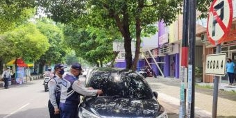 Tertibkan Roda Empat Parkir Sembarangan, Dishub Tuban Beri Peringatan Terakhir Lewat Stiker