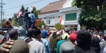 Protes Kadesnya Ditahan, Warga Mojoagung Demo Kejari Tuban Minta Dibebaskan
