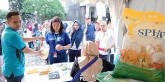 Pasar Murah Diskanla Jatim: 3 Ton Beras Ludes Diserbu Warga