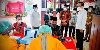 Dihadiri Presiden Jokowi, Kiai Sepuh di Sidoarjo Jalani Vaksinasi, Ketua MUI: AstraZeneca Halal