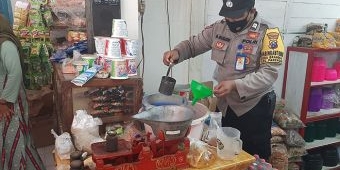 Antisipasi Penimbunan Minyak Goreng, Personel Polsek Parengan Sidak Pasar Tradisional