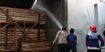 Gudang Kayu di Tulungagung Terbakar, 5 Truk Angkut Batang Kayu Balok Hangus