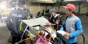 Giat Polantas Menyapa Sahur, Satlantas Polres Sumenep Bagikan Santapan dan Edukasi Tertib Lalin