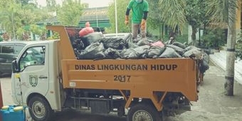 DLH Ngawi Angkut Sampah Penanganan Khusus Bekas Pemungutan Suara Pilkada 2020
