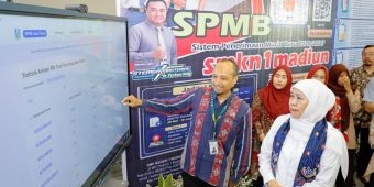 Gubernur Khofifah Tinjau Proses Ambil Pin dan Verifikasi Data Calon Murid di 2 Sekolah Madiun