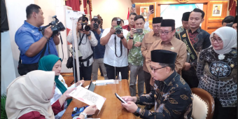 Pj Gubernur dan Sekda Jatim Salurkan Zakat serta Infaq Melalui Baznas