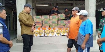 Kapolres Jombang Beri Bantuan Bahan Makanan dan Sapa Warga Terdampak Banjir