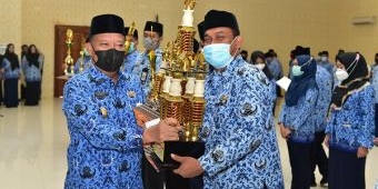 Peringati HUT Korpri ke-49, Bupati Fadeli Berikan Penghargaan Kepada Pejuang Covid-19