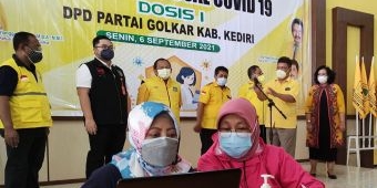 Hadiri Vaksinasi yang Digelar Golkar, Bupati Kediri: Kita Jangan Sampai Lengah