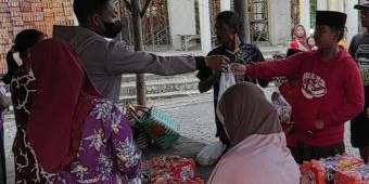 Panitia Masjid Al Mubarok Di Kediri Bagikan Ratusan Paket Takjil