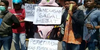 Demo Soroti Cafe Bodong, Puluhan Massa Bawa CD dan Kutang Pink untuk Bupati Pamekasan