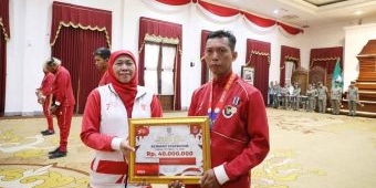 Gubernur Khofifah Beri Penghargaan untuk Atlet dan Pelatih Berprestasi di ASEAN Para Games 2023