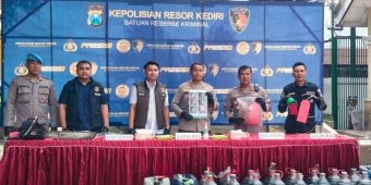 Pria Warga Plosoklaten Dibekuk Polres Kediri Usai Diduga Timbun Pertalite, 240 Liter BBM Diamankan