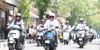 Peringati Hari Santri Nasional 2023, Wali Kota Kediri Naik Vespa Ikuti Touring Religi