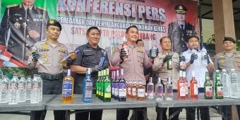 Bongkar Gudang Miras Ilegal, Polres Jombang Amankan Ratusan Botol