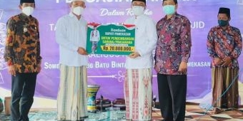 Bupati Pamekasan Beri Bantuan Pembangunan Masjid Darul Karomah Batumarmar