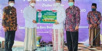 ​Bupati Pamekasan Beri Bantuan Pembangunan Masjid Darul Karomah Batumarmar