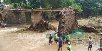 Diterjang Banjir Bandang, Jembatan di Bareng Putus