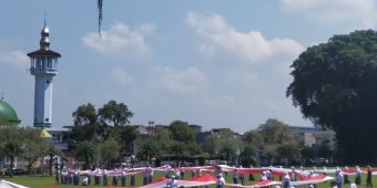 Bendera Sepanjang 520 Meter Dibentangkan di Kota Blitar Jelang Peringatan HUT RI ke-77