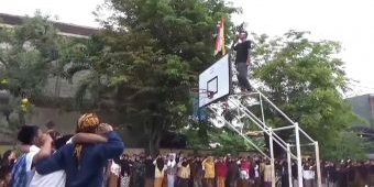 Teatrikal Perobekan Bendera di SMPN 8 Kota Pasuruan Bangkitkan Semangat Pelajar saat Hari Pahlawan