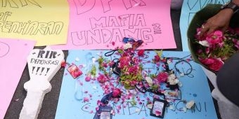 Tolak Revisi RUU Penyiaran, Jurnalis di Blitar Gelar Demo Bawa Poster hingga Batu Nisan