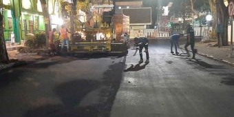 Tim URC Bima DPUTR Gresik Gerak Cepat Perbaiki Kerusakan Jalan KH Wachid Hasyim